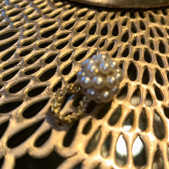 Pair of Vintage Pearl Cluster Fashion Rings. One ring is larger than other. - Picture 4 of 6